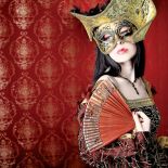 Kobieta w średniowiecznym stroju i karnawałowej masce. Fot. Shutterstock.com