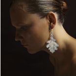 Kolczyk liść z pracowni Ewy Rudowskiej.