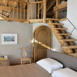 Kolejny ciekawy obiekt - krzesło Vallet chair Duńczyka Hansa Wegnera.