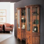 Kolekcja ‘700 Lombardo – nóżki tych witryn zrobiono z drewna wiśni. ANNIBALE COLOMBO