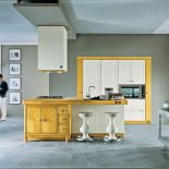 Kolekcja Blanc de Blanc to połączenie surowego, jasnego drewna z bielą. Szafki mają ceramiczne uchwyty, a zrobione są z