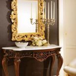 Kolekcja Boemia. Za konsolę z marmurowym blatem zapłacimy 7375 zł. Za złote lustro - 3500 zł. HEBAN