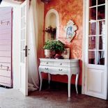 Kolekcja Decor. Do wyboru drewno w kolorach czereśni i orzecha, wykończenie płatkami złota lub srebra. Cena – od 773