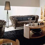 Kolekcja Diva utrzymana jest w stylu art déco. Stolik ma blat fornirowany drewnem czereśniowym i