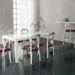 Kolekcja Effezeta: stół kosztuje 4200-4600 zł, za krzesło zapłacimy 1100 zł. MAX-FLIZ