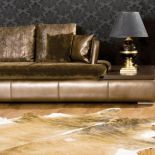 Kolekcja Ewa Minge for Livingroom. Kanapa Laguna to połączenie perłowej skóry Ascot Perlato i miękkiego