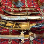 Kolekcja fifek z Mauretanii, noże z Maroka i Indii.