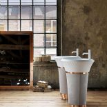 Kolekcja George z umywalkami zdobionymi skórą i szczotkowaną miedzią, FALPER