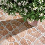 Kolekcja Giewont/Wierch - tarasowe płyty świetnie imitują naturalne otoczaki. Do wyboru trzy odcienie: Grys, Beige