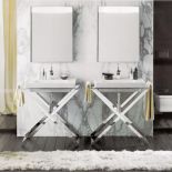 Kolekcja inspirowana stylem art déco. Chromowany stojak na umywalkę ma szerokość 81 cm i głębokość 53 cm. KOŁO