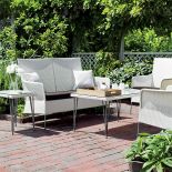 Kolekcja Orion cała w bieli. Ceny: sofa, 3978 zł fotel, 1950 zł stolik, 1871 zł, Decolor Home Garden