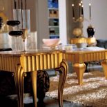 Kolekcja Platinum. Meble mogą być wykończone na złoto lub srebrno. Mały stolik z litego buku kosztuje ok. 7000 zł. SELVA