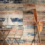 Płytki jak malowane stare deski.  Łazienka w modnym industrialnym stylu.