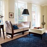 Kolekcja Vandome nawiązuje do XVII w. Bukowa sofa od ok. 18300 zł oraz podnóżek - od ok. 2700 zł. SELVA