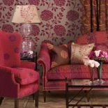 Kolekcja Williama Yeowarda. Zasłona Celestine - 713 zł/mb Obicia kanapy i fotela Valois - 560 zł/mb. DESIGNERS GUILD