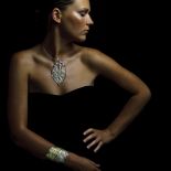 Kolia z liściem i bransoleta z pracowni Ewy Rudowskiej.