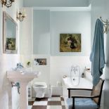 Kolor do łazienki Irena podpatrzyla w amerykańskim magazynie. Przedwojenne żyrandole dostała w spadku po poprzednim