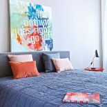 Sypialnia urządzona minimalistycznie.