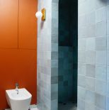 nowoczesna kolorowa łazienka w mieszkaniu