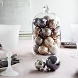 Kolorowe bombki albo ozdoby choinkowe.