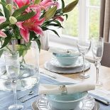 Kolorowe dekoracje na stole. Zabawa z kolorami