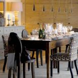 Trochę sosny, kolorowe dodatki, rustykalne meble, gdzieniegdzie wiklinowe drobiazgi i piękne tkaniny.