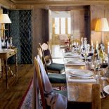 Trochę sosny, kolorowe dodatki, rustykalne meble, gdzieniegdzie wiklinow drobiazgi i piękne tkaniny.