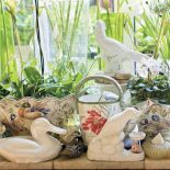 Kolorowe donice i figurki. Domowa scenografia