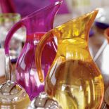 Kolorowe dzbanki na wodę Ray Main. MAINSTREAMIMAGES