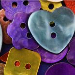 Kolorowe guziki w kształcie serc i kwiatków, fot. Shutterstock.com