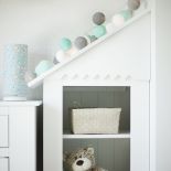 Pastelowe dodatki ocieplą chłodny styl skandynawski w pokoju dziecka.