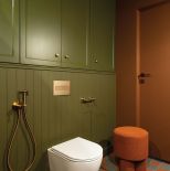 zielono czerwona łazienka