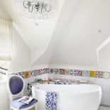 Kolorowe płytki przyjechały z Włoch. Wanna umywalka i baterie - z firmy Ponsi. Postarzone krzesło (podobne stoją w jadalni)