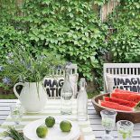 Kolorowe poduszki i bieżniki przełamują szarość.