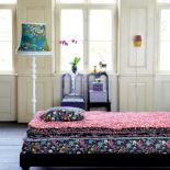 Kolorowe tkaniny rozweselają wnętrze. Aranżacja SCANDI DECOR.