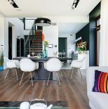 Kolorowe w domu są tylko dodatki. Poducha w wielobarwne pasy autorstwa Beaty Strojeckiej (7razyladniej.pl).