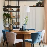 kolorowe krzesła w jadalni