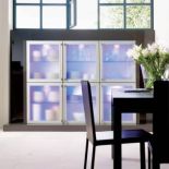 Kolorowo i za szkłem - witryna od firmy Siematic. Ma fronty z mrożonego szkła, osadzone w ramach ze stali