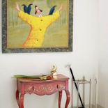 Kolorowy zakątek w białym domu. Obraz Waldemara Marszałka wisi nad konsolą z Art at home.