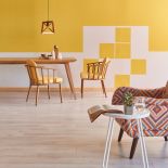 Kuchnia w dwóch kolorach: białym i żółtym w odcieniu Funky Yellow z palety Beckers Designer Kitchen Bathroom