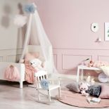 Kolory ścian w pokoju dziecka: biel i róż First Light 2102-70 - kolor roku 2020 marki Benjamin Moore