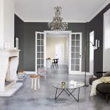 Mode kolory ścian: ściany pomalowane na szaro farbą marki FLÜGGER