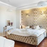 Kolorystyka i umeblowanie sypialni przywołują skojarzenie pałacowej komnaty.