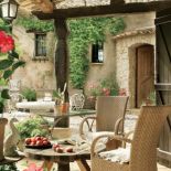 Kolorystyka ogrodu zachwyca. Kamienna hacjenda z widokami