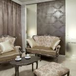 Kolorystyka ścian i mebli została utrzymana w jasnych odcieniach.