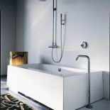 Kolumna natryskowa Isy z naścienną baterią termostatyczną, głowicą i słuchawką (9421 zł) oraz bateria wannowa