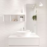 białe płytki do łazienki