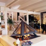 Kominek bez komina? Tak, firma Arkiane wpadła na pomysł odprowadzania spalin dołem - cztery rury schowane są w podłodze.