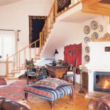 Kominek Bożena zaprojektowała sama. Wieńczy go oryginalny gzyms odzyskany ze starego pieca.