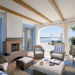 Kominek dodaje wnętrzu ciepła - raczej w przenośni, i wprowadza romantyczny nastrój.